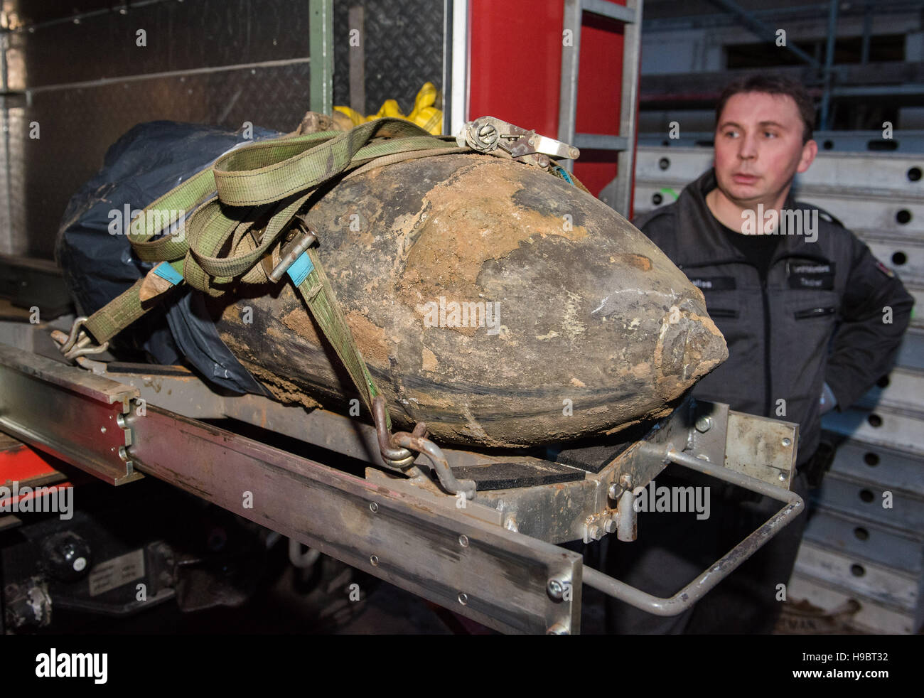 Amburgo, Germania. 22 Novembre, 2016. Joern Kalies, membro tedesco del gioco di munizioni, servizio con una bomba risalente alla seconda guerra mondiale ad Amburgo, Germania, 22 novembre 2016. Un 500-pound bomba che cade sulla città dalla British bomber aerei era disinnescato nei pressi di Eppendorf Clinica universitaria nella città. Foto: Daniel Bockwoldt/dpa/Alamy Live News Foto Stock