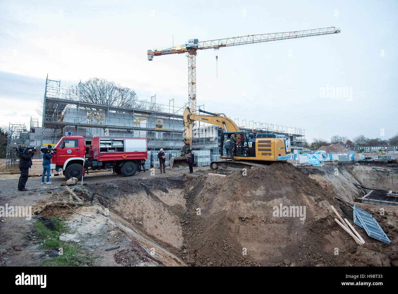 Amburgo, Germania. 22 Novembre, 2016. Un camion appartenente al tedesco munizioni Servizio di liquidazione e un escavatore sul sito di costruzione in cui una bomba risalente alla seconda guerra mondiale è stato scoperto ad Amburgo, Germania, 22 novembre 2016. Il 500-pound bomba che cade sulla città dalla British bomber aerei era disinnescato nei pressi di Eppendorf Clinica universitaria nella città. Foto: Daniel Bockwoldt/dpa/Alamy Live News Foto Stock