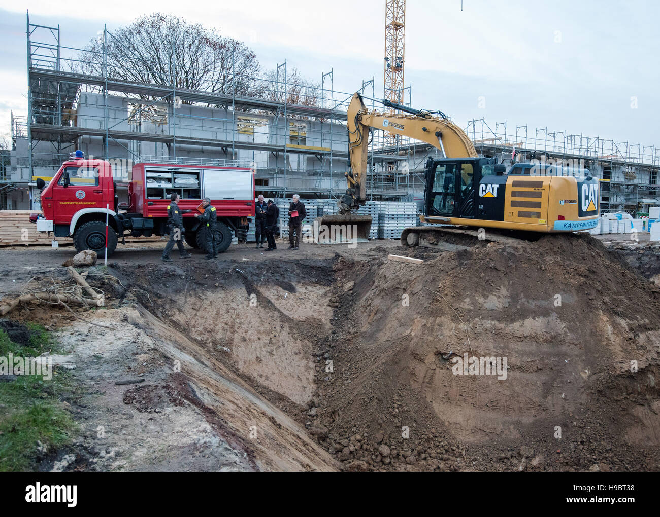 Amburgo, Germania. 22 Novembre, 2016. Un camion appartenente al tedesco munizioni Servizio di liquidazione e un escavatore sul sito di costruzione in cui una bomba risalente alla seconda guerra mondiale è stato scoperto ad Amburgo, Germania, 22 novembre 2016. Il 500-pound bomba che cade sulla città dalla British bomber aerei era disinnescato nei pressi di Eppendorf Clinica universitaria nella città. Foto: Daniel Bockwoldt/dpa/Alamy Live News Foto Stock