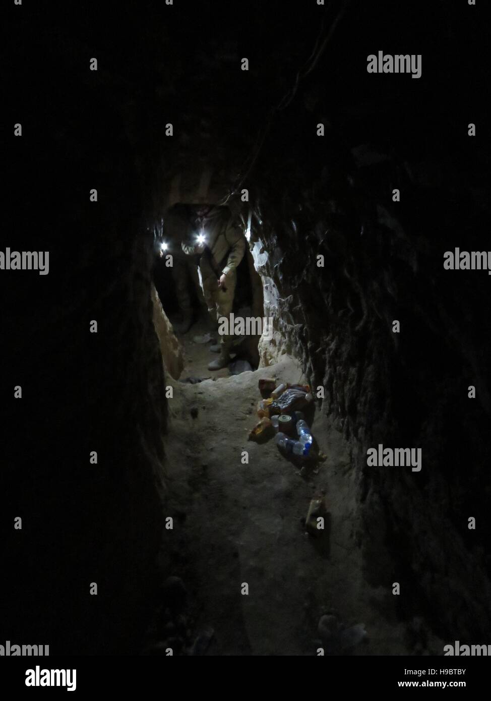 (161123) -- BASHIQA (Iraq), nov. 23, 2016 (Xinhua) -- Un Peshmerga curdo fighter passeggiate nel tunnel una volta utilizzato da uno Stato islamico (SI) militanti a Bashiqa frontline a nord-est di Mosul nel nord Iraq, nov. 22, 2016. Supportato da Peshmerga curdo i combattenti di truppe irachene sono iniziate le operazioni del mese scorso a riprendere di Mosul. Le operazioni militari rallentato come i militanti è usato i civili come scudi umani. (Xinhua/Khalil Dawood) (zjy) Foto Stock