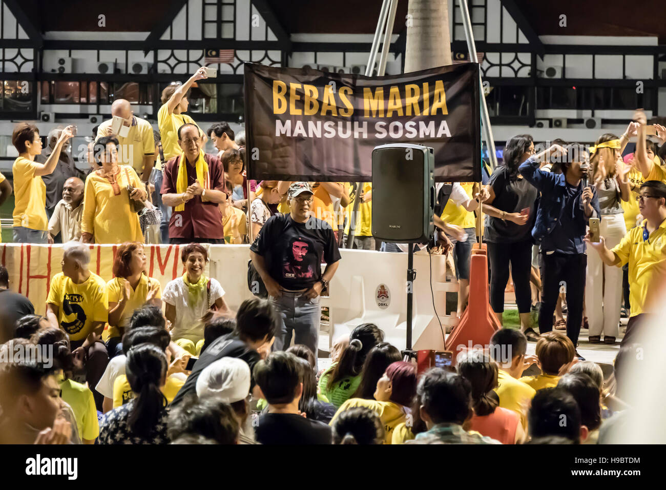 Kuala Lumpur, Malesia. 22 Novembre, 2016. Malaysian Bersih 5 sostenitori raccoglie a Dataran Merdeka a tenere veglie serali per Bersih 5 rally organizzatore Maria mento Abdullah fino a che ella può essere rilasciato dal carcere. Lei è attualmente arrestato sotto SOSMA ( Sicurezza reati (misure speciali) Act 2012 ), dove SOSMA atto è principalmente utilizzato per affrontare il terrorismo dei reati connessi. Credito: Danny Chan/Alamy Live News. Foto Stock