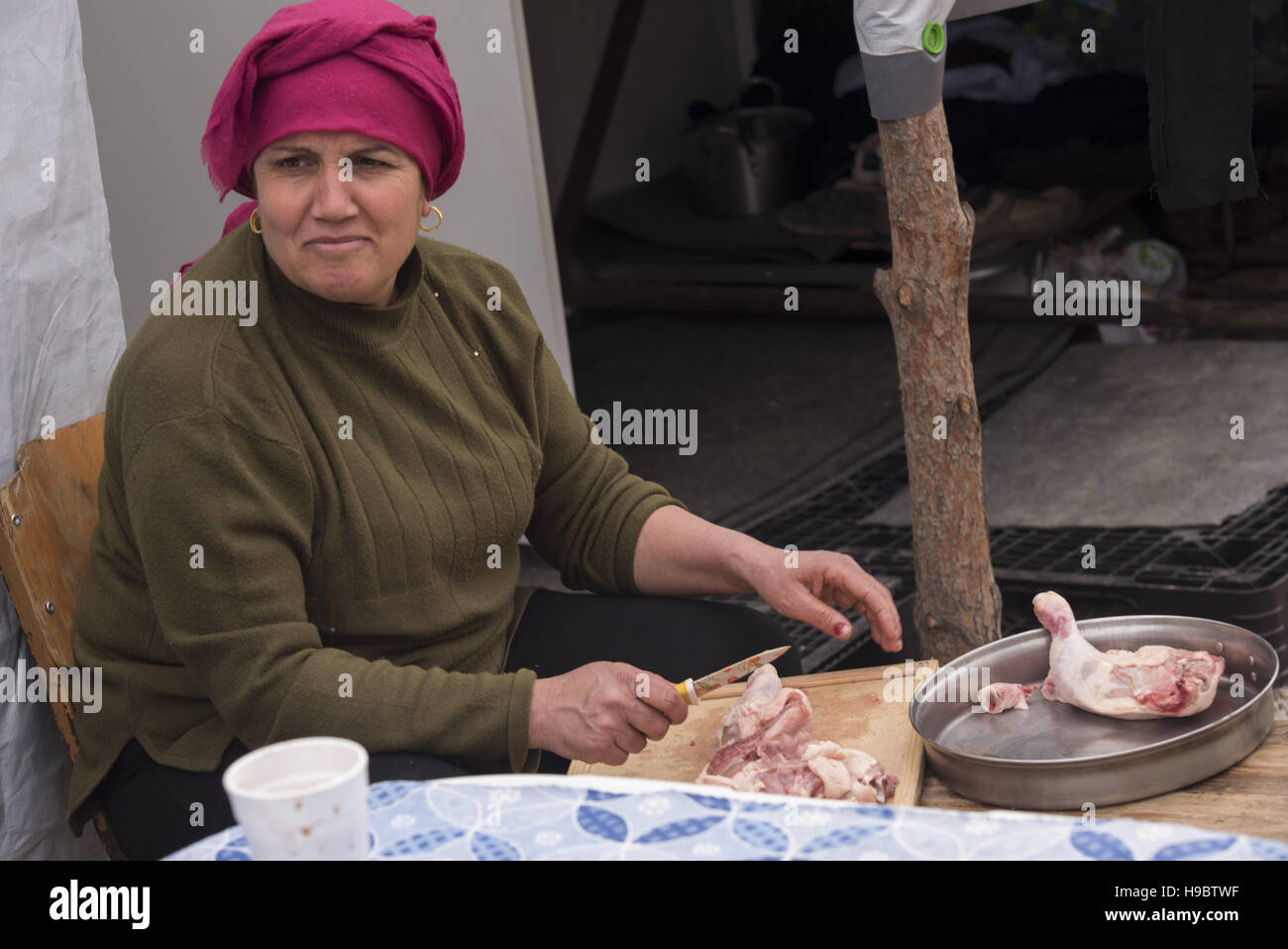 Ritsona, EUBEA, GRECIA. 22 Novembre, 2016. I rifugiati portano con loro la vita aventi poco a occupare con se stessi in corrispondenza di Ritsona camp, situato a circa 80km a nord di Atene. Dignitari del governo greco, Emirati Red Crescent e l'AMBASCIATA DEGLI EMIRATI ARABI UNITI ad Atene ha inaugurato la nuova riabilitato Ritsona Refugee Camp con nuovo contenitore case per 160 famiglie. © Nikolas Georgiou/ZUMA filo/Alamy Live News Foto Stock