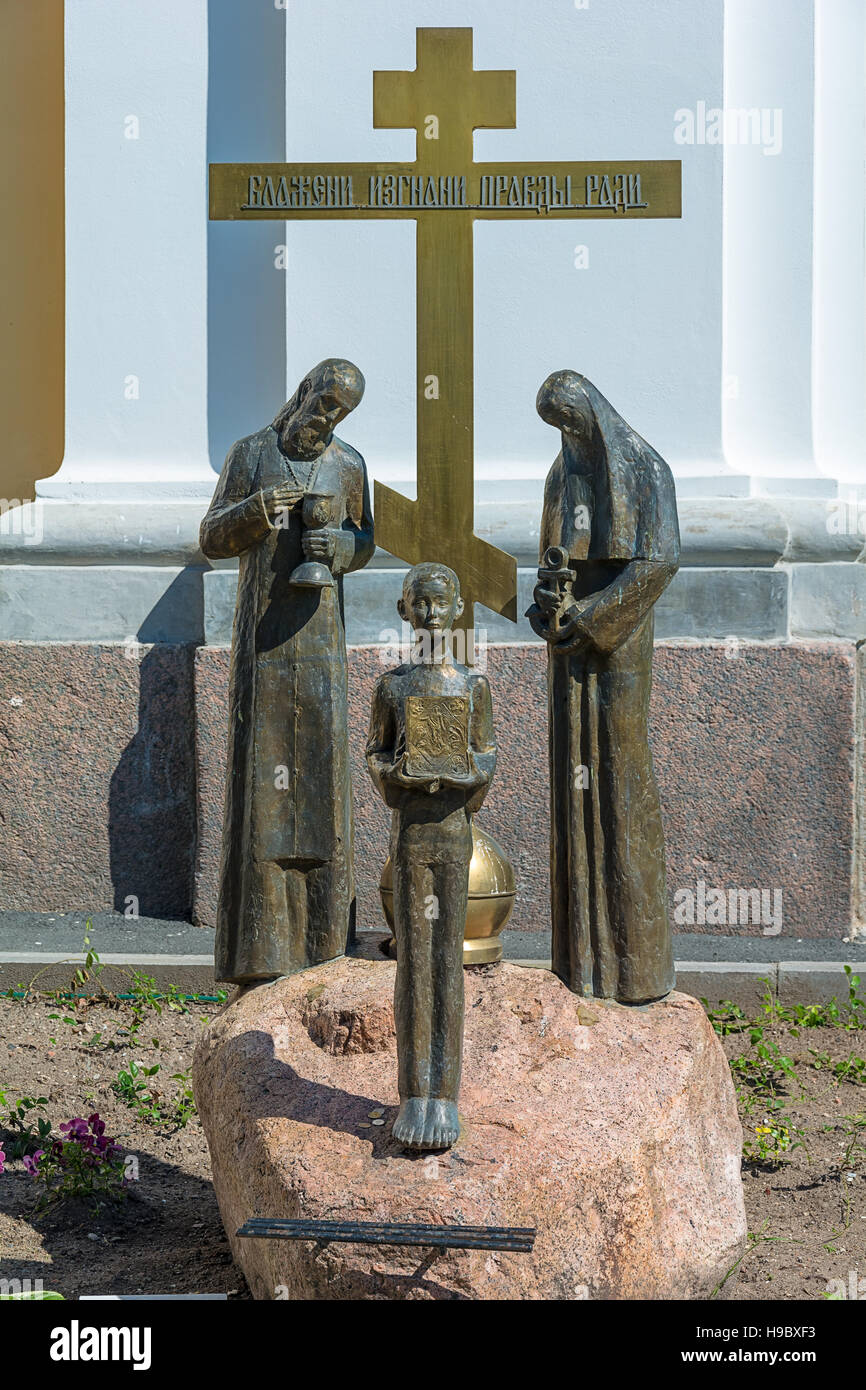 ST. PETERSBURG, Russia - Luglio 11, 2016: la composizione scultorea 'prova di fede, di speranza e di amore' vicino al Prince Vladimir nella cattedrale di San Pietroburgo, Foto Stock