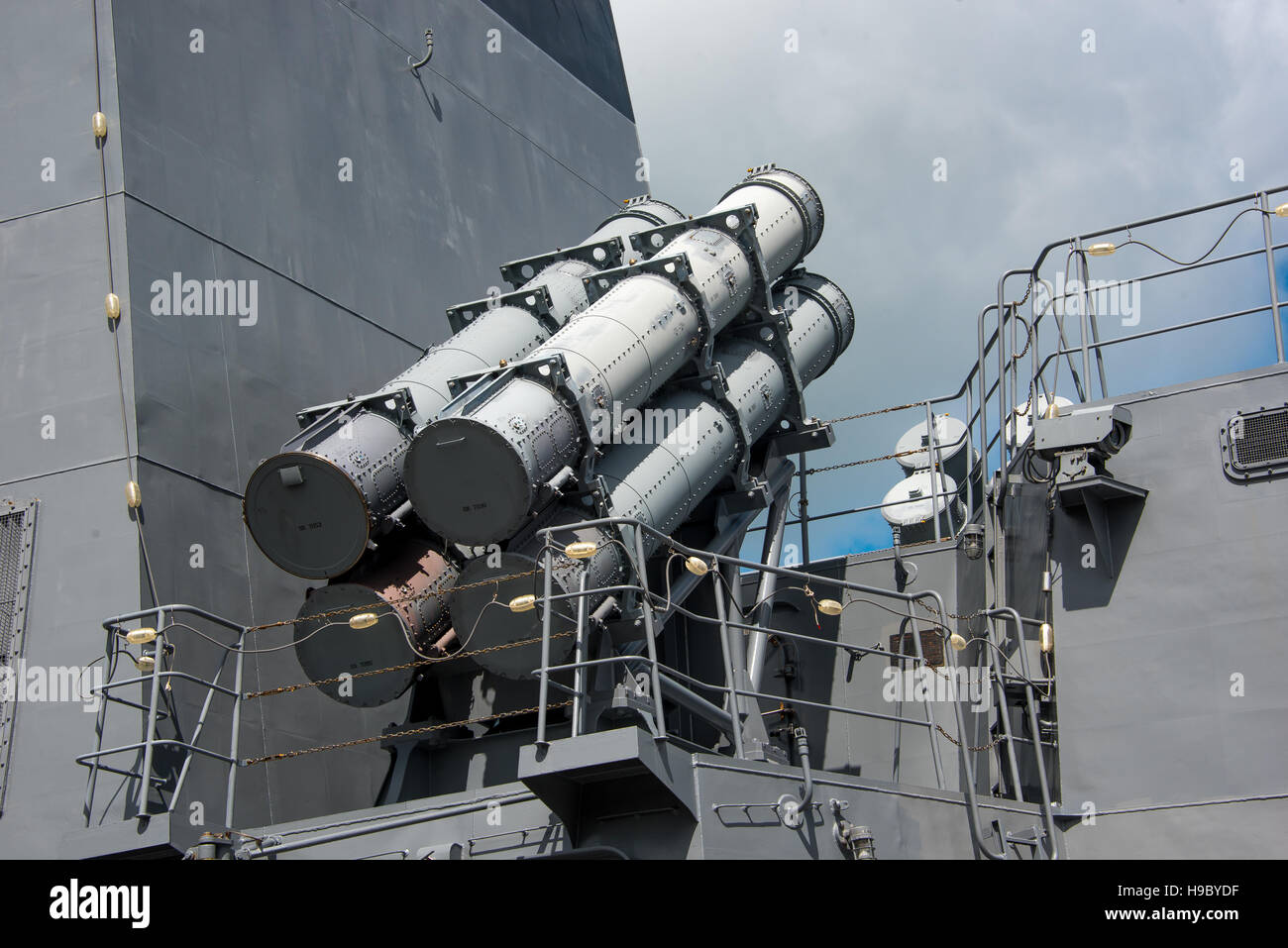 Attrezzature militari sulla nave da guerra Foto Stock