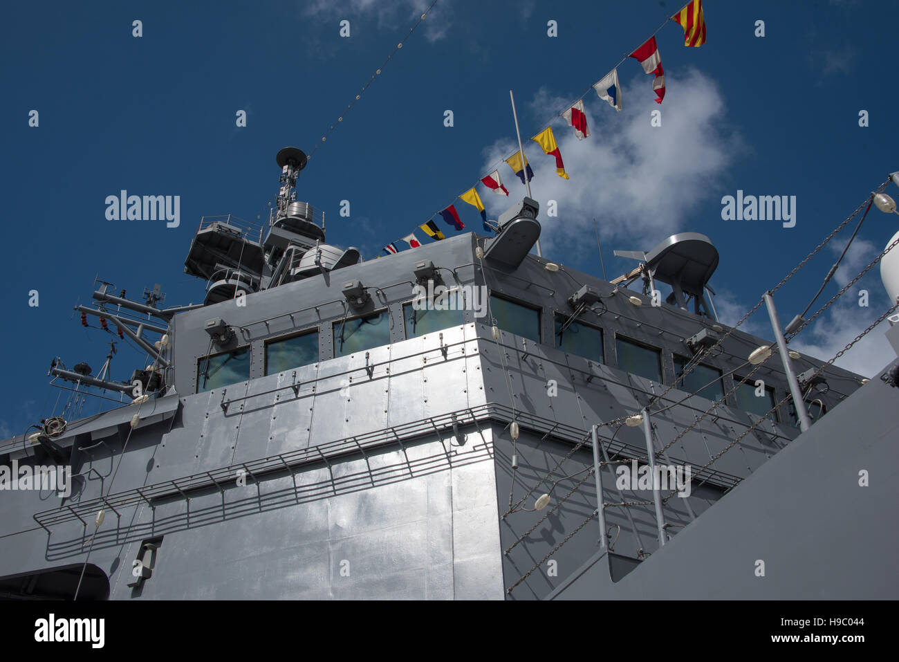 Il ponte principale comandante sulla nave da guerra Foto Stock