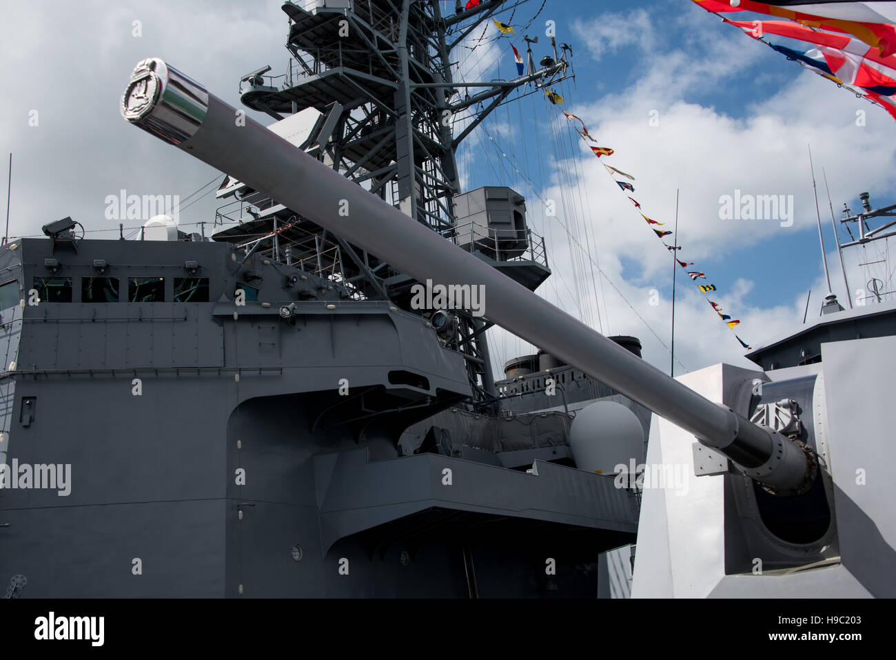 Pistola grande cannone in nave da guerra Foto Stock