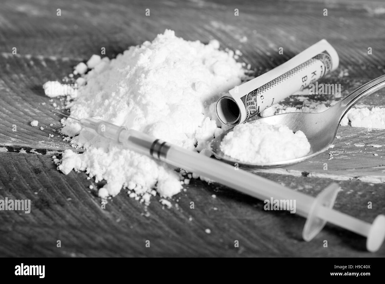 Siringa di farmaco e cotto eroina Foto Stock