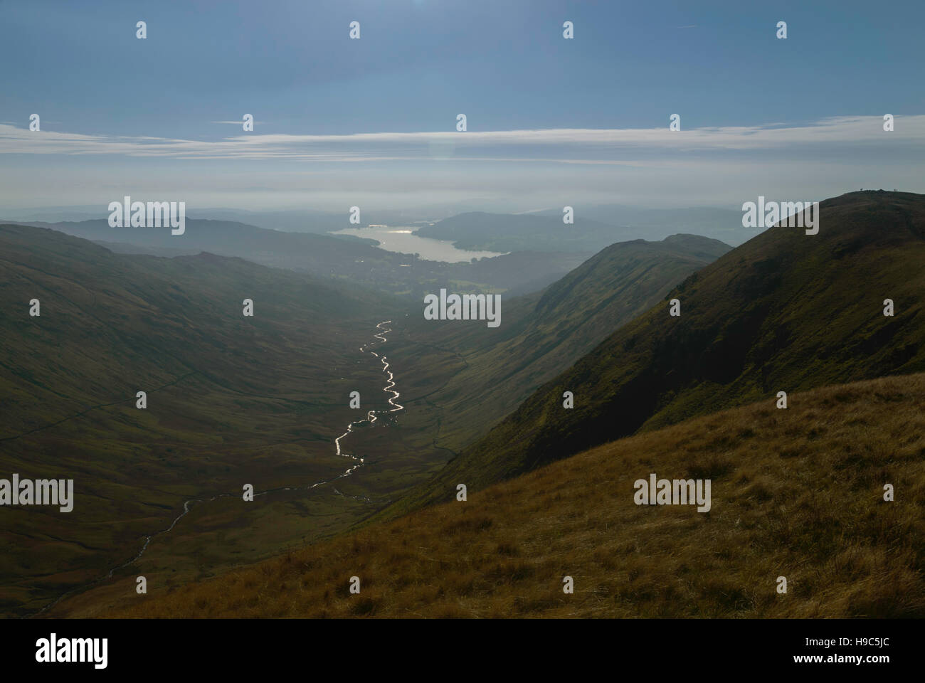 Guardando verso Windermere da Fairfield mentre si camminava il Fairfield Horseshoe nel Parco Nazionale del Distretto dei Laghi Foto Stock