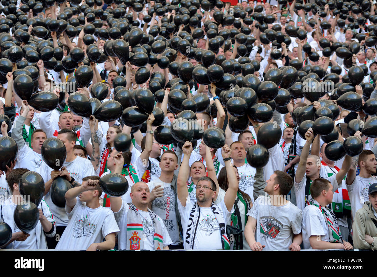 Legia Warszawa fans holding palloncini neri a PGE Narodowy stadium di Varsavia Foto Stock