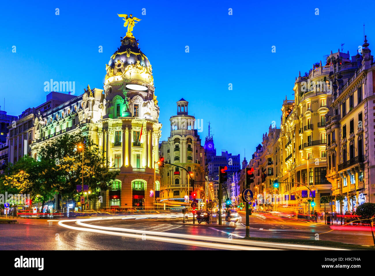 Madrid, Spagna. Gran Via, la principale strada dello shopping al crepuscolo. Foto Stock