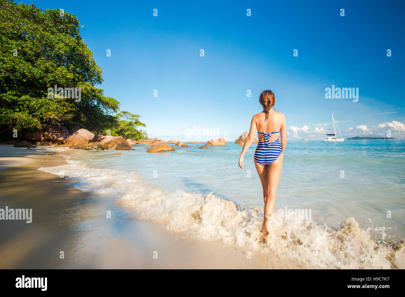 Bella donna godendo le belle spiagge di Praslin, Seicelle Foto Stock
