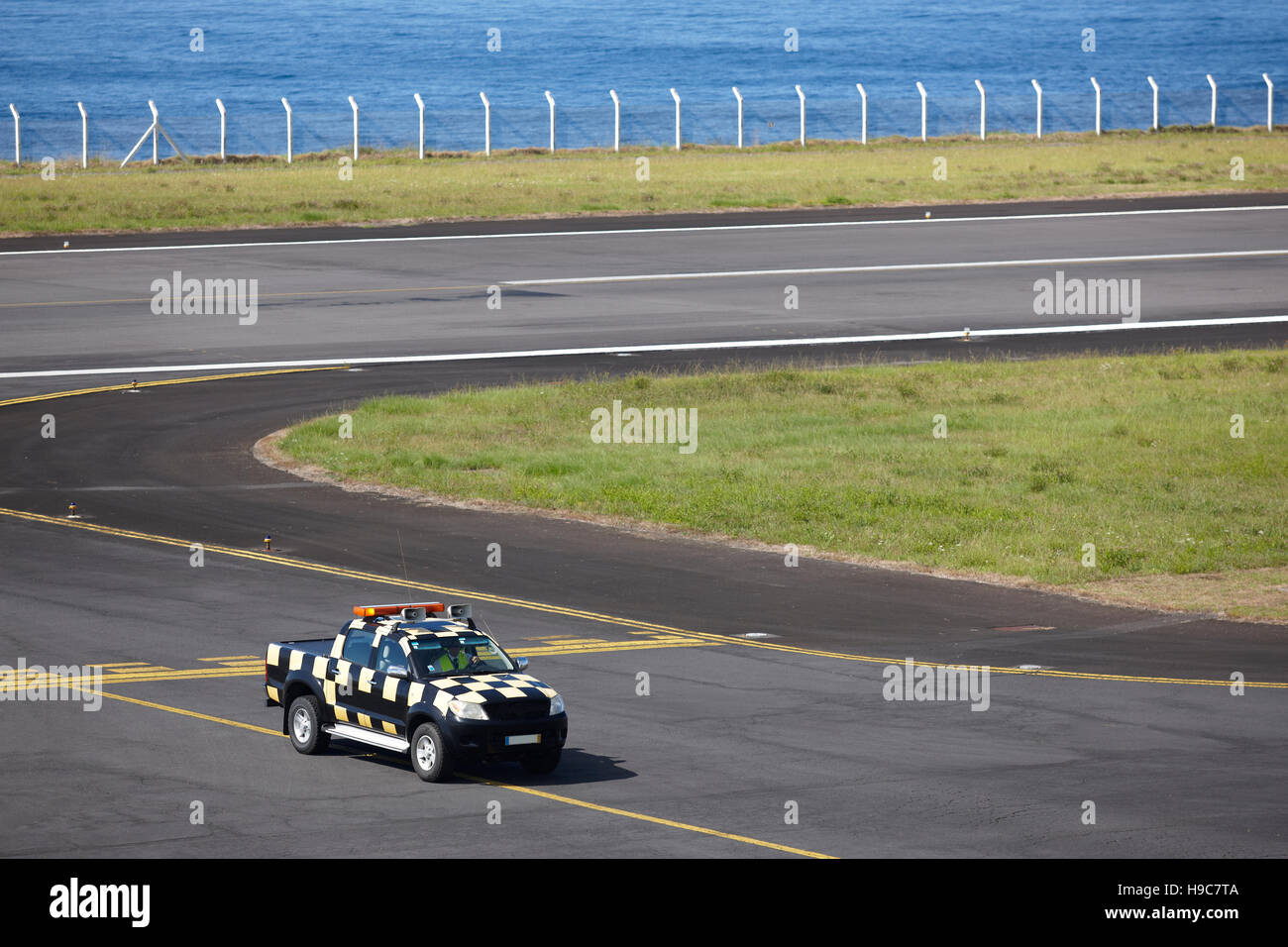 Veicolo di sicurezza su un runaway aeroporto vicino all'oceano. Azzorre. Portogallo Foto Stock