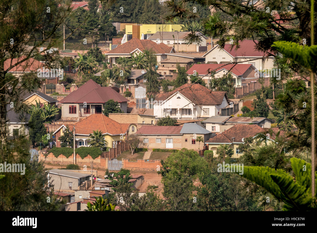 Case di Kigali impilati su sulla parte superiore dell'altro lungo il paesaggio collinare della città Foto Stock