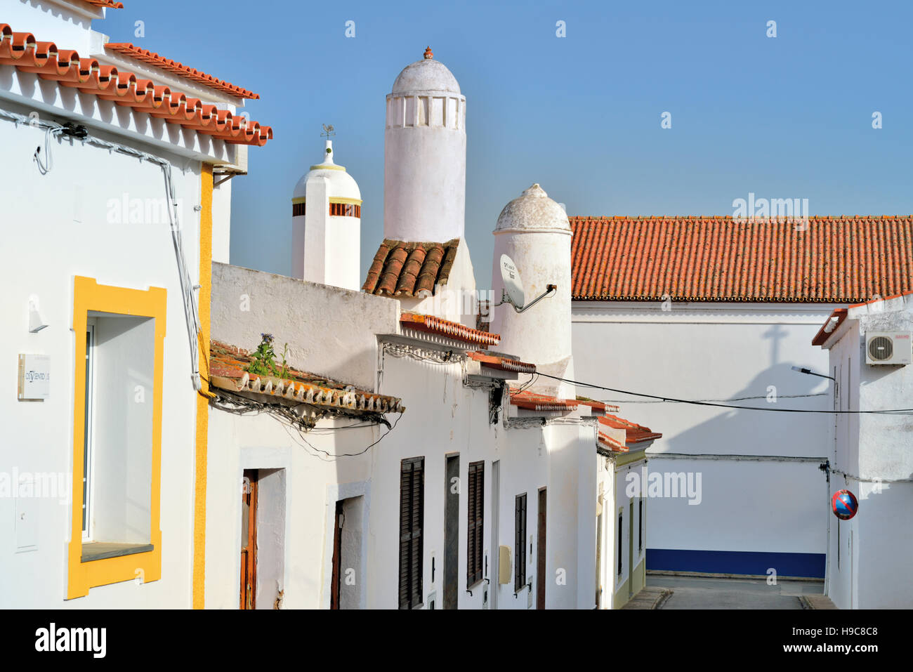 Portogallo Alentejo: tipica forma cilindrica camini e piccole bianco delle case Mourao Foto Stock