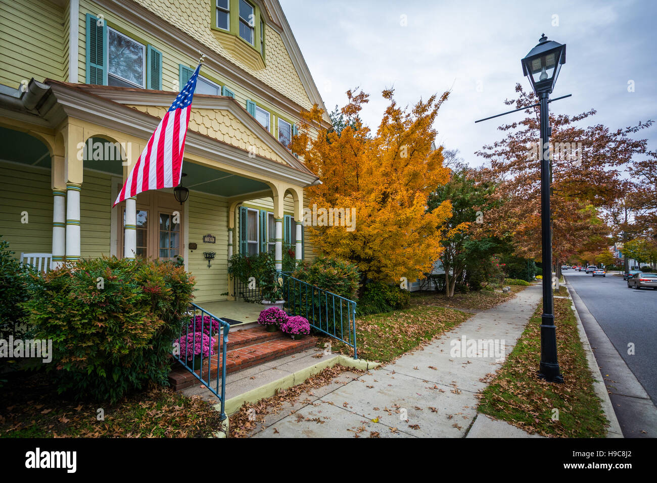 Colore di autunno e la casa nel centro di Easton, Maryland. Foto Stock