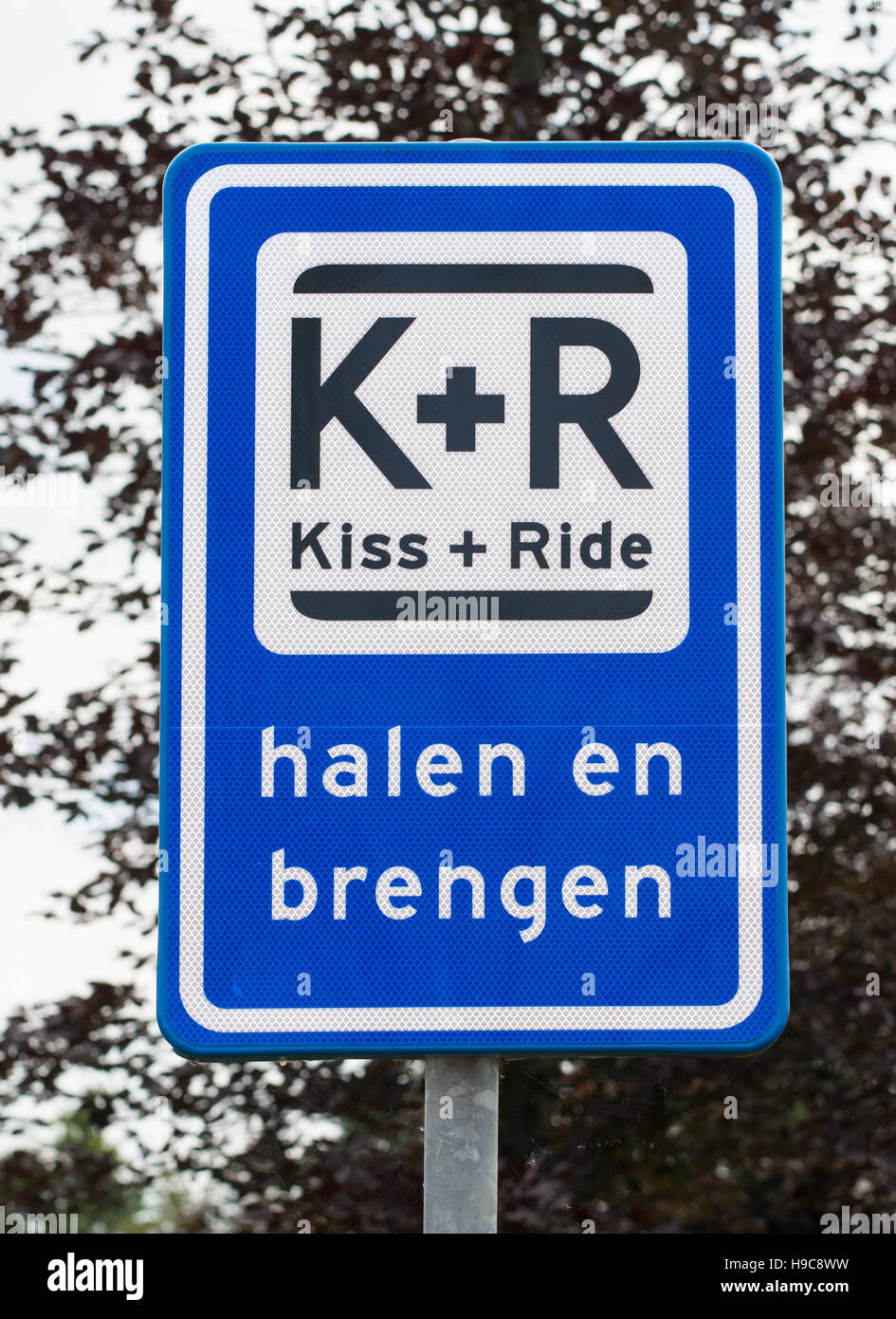 Kiss e Ride segno, indicando un parcheggio sosta breve disposizione per consentire alle persone di cadere i loro partner, Maastricht , in Olanda Foto Stock
