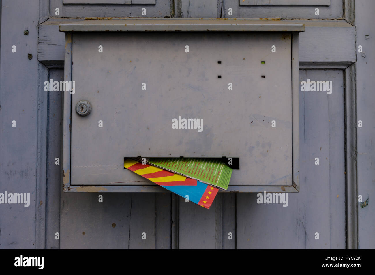 Una cassetta postale in Francia con colorati mail sporgente. Visto nel villaggio di Ramatuelle, sud della Francia. Foto Stock