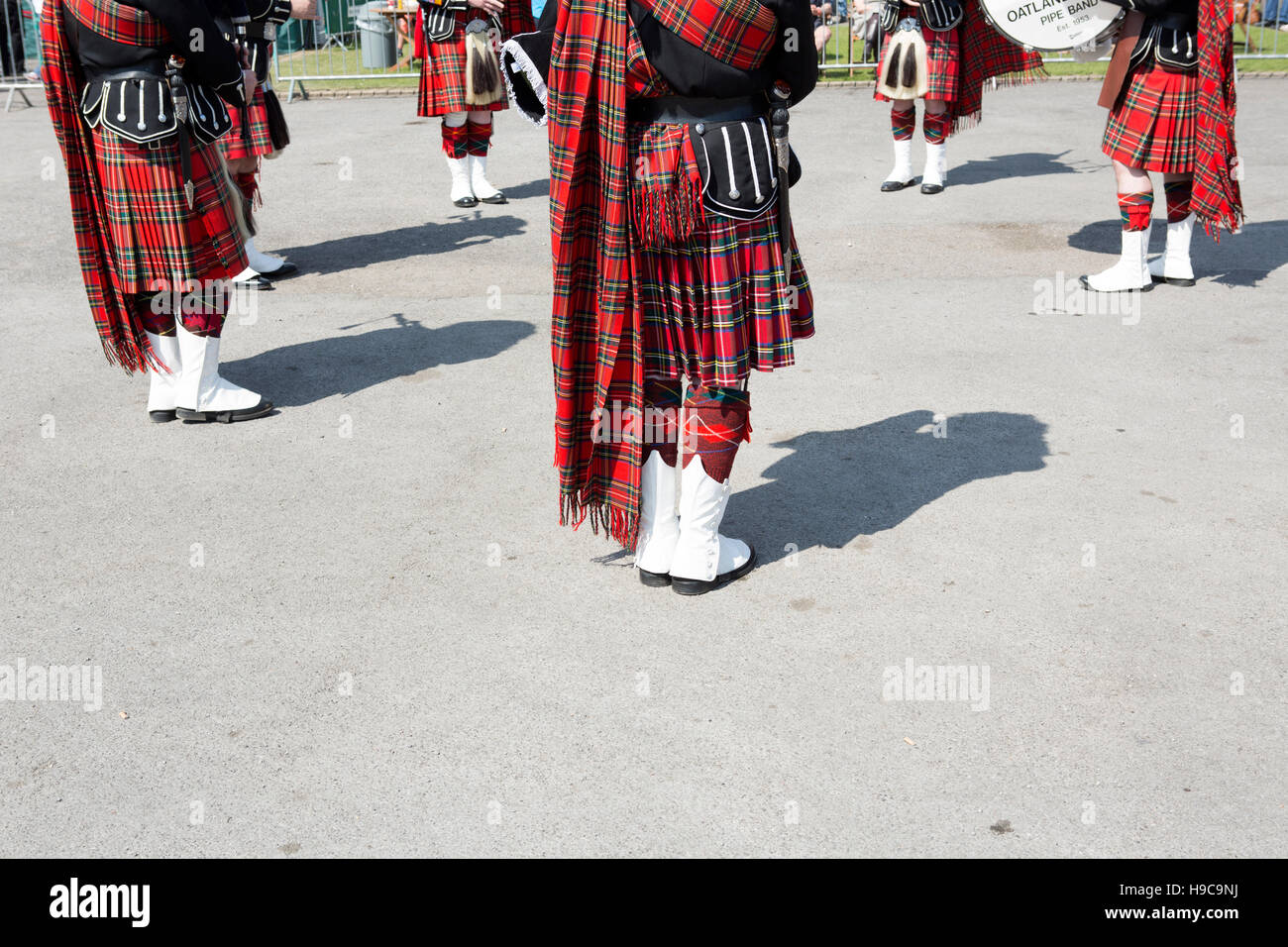 Kilt in tartan e costume indossando Scottish pipe band suonare in un museo Foto Stock