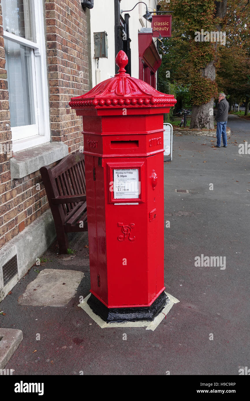 Dipinto recentemente pilastro Penfold Box in Dorchester Dorset, -1 Foto Stock