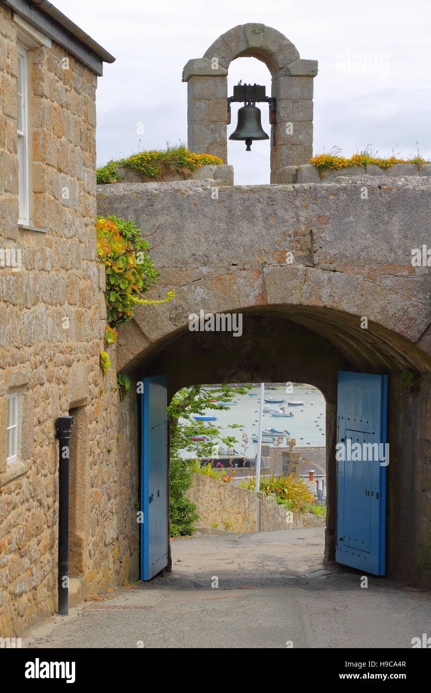 Il castello antico muro e gateway principale presso il castello di guarnigione a Hugh Town, St.Mary's, Isola di Scilly, Gran Bretagna Foto Stock