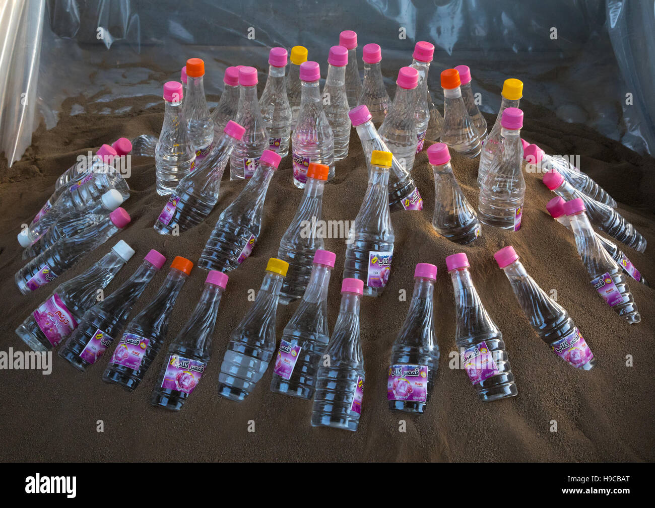 Una pozza di fango con acqua di rose di bottiglie per l'kharrah mali rituale durante la cerimonia di ashura, Lorestan provincia, Khorramabad, Iran Foto Stock