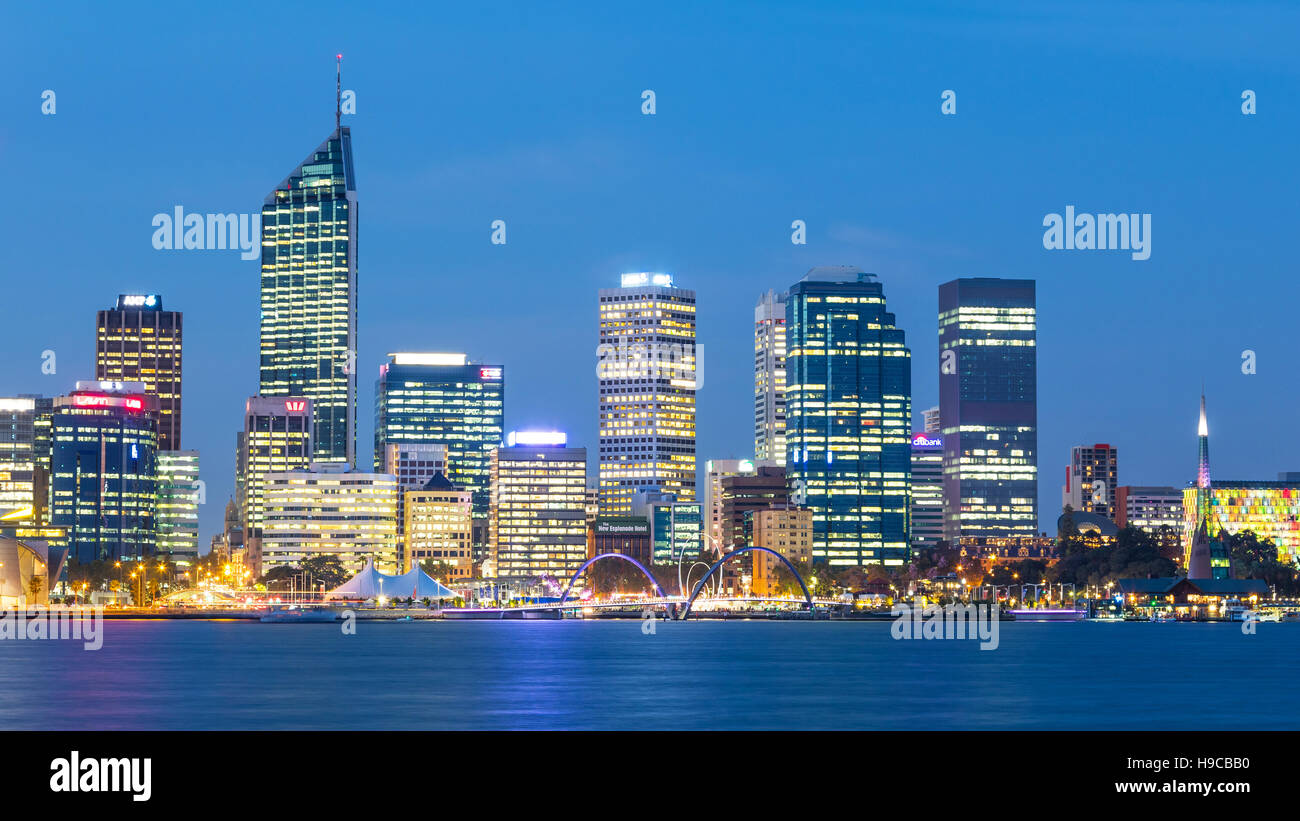 Tramonto sulla città di Perth, la capitale del Western Australia. Il fiume Swan può essere visto in primo piano. Foto Stock