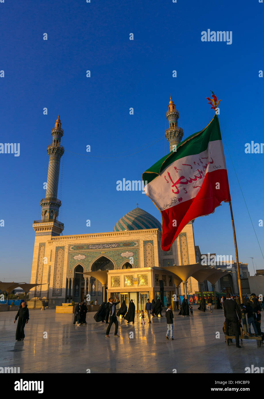 Gigante bandiera iraniana nella parte anteriore del Imam moschea Hassan durante muharram, Central county, Qom, Iran Foto Stock