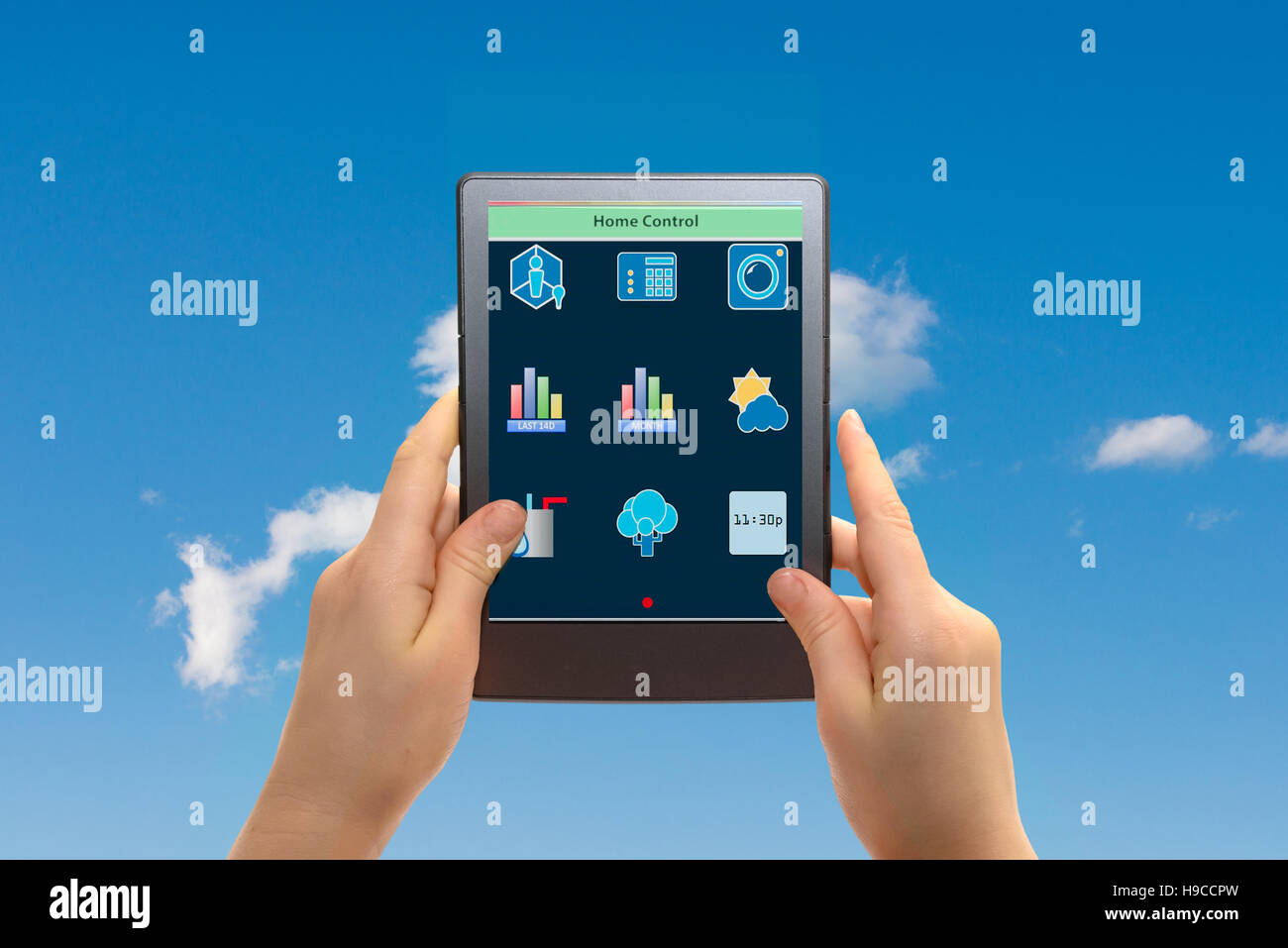 Un telecomando home sistema di controllo su una tavoletta digitale Foto Stock