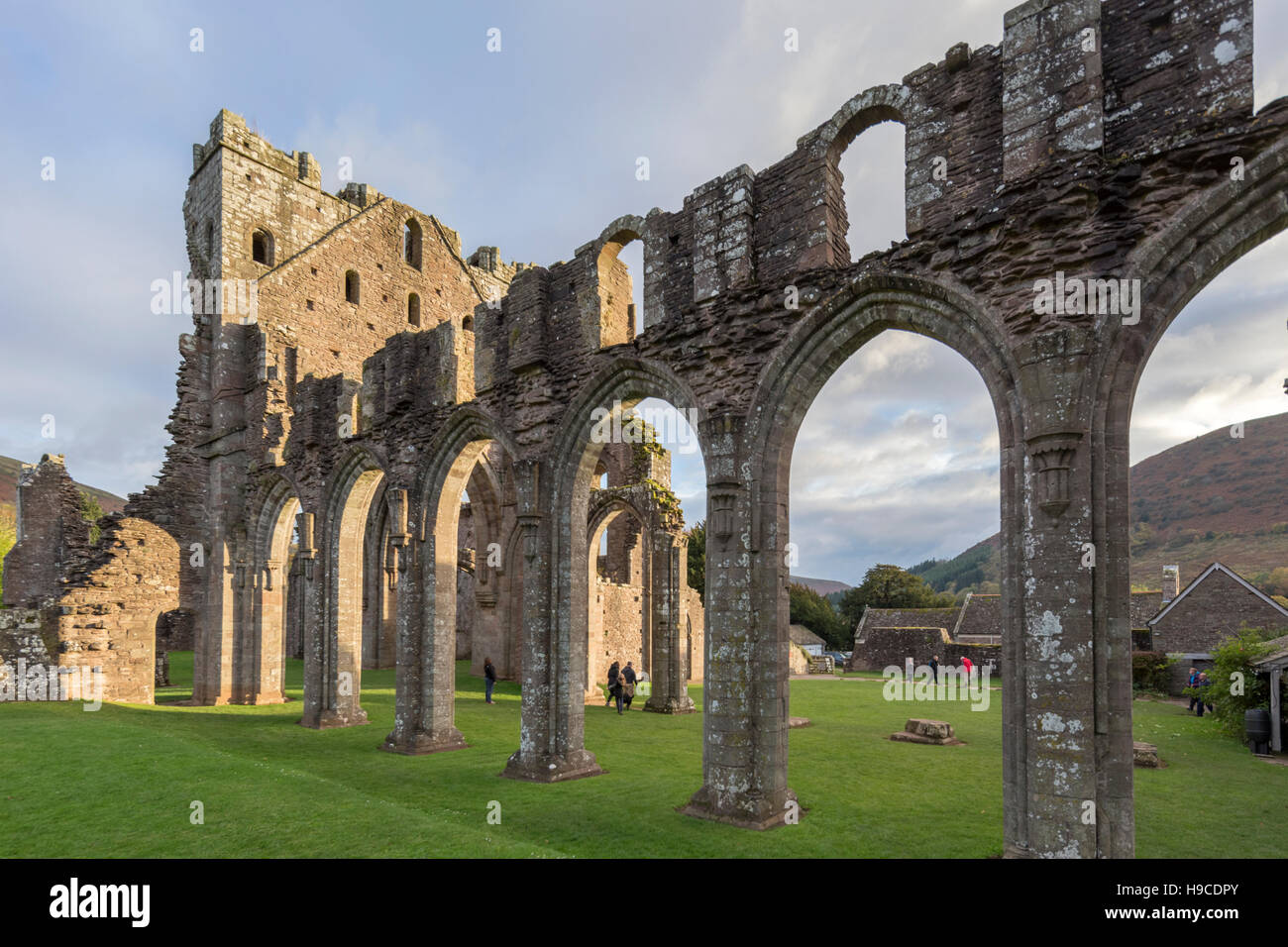 Nel tardo pomeriggio luce su Llanthony Priory tower e navata unica nella valle di Ewyas, Parco Nazionale di Brecon Beacons, South Wales, Regno Unito Foto Stock