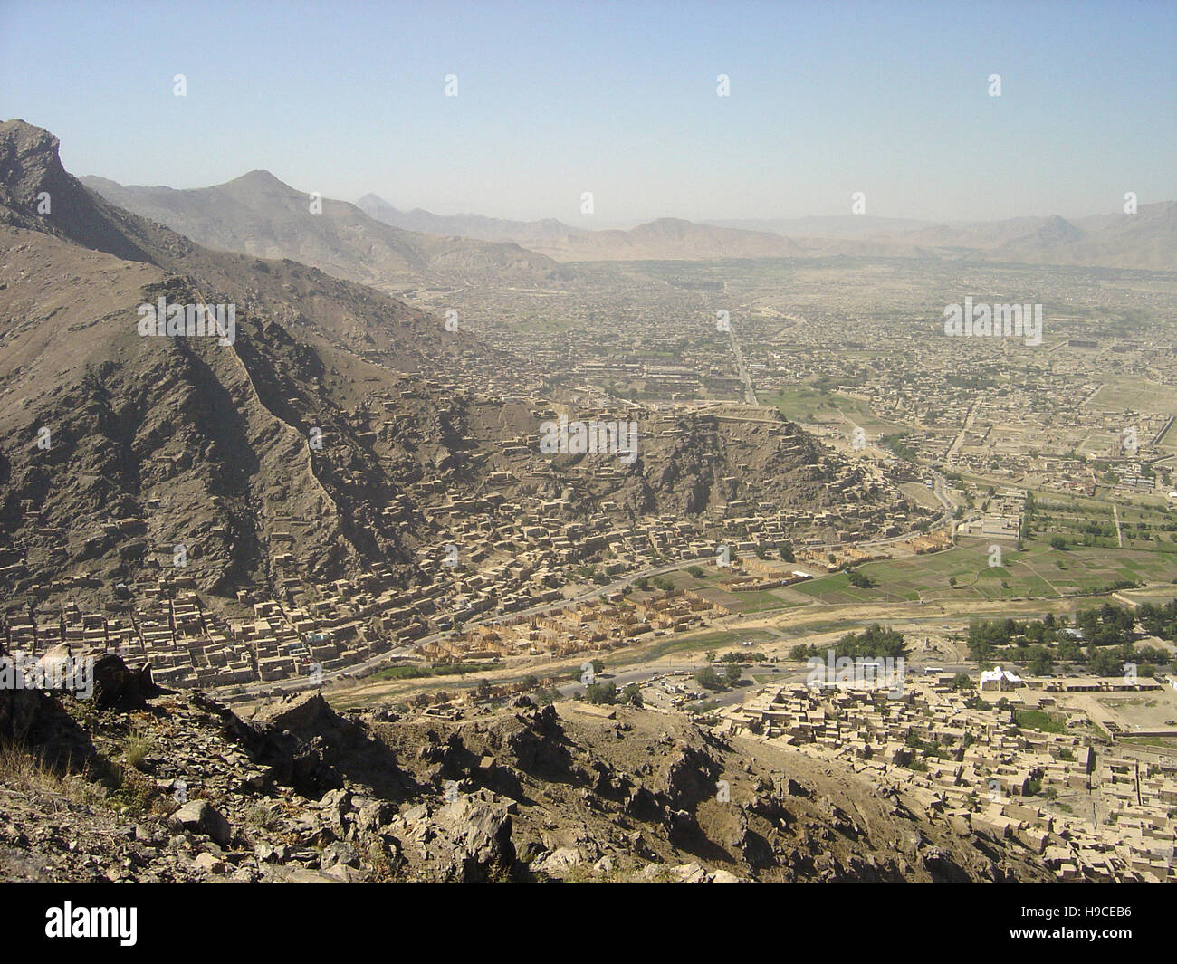 28 maggio 2004 visto dalla cima delle alture di Asmai (collina della TV): Una vista aerea di Kabul, Afghanistan, guardando a sud. Foto Stock