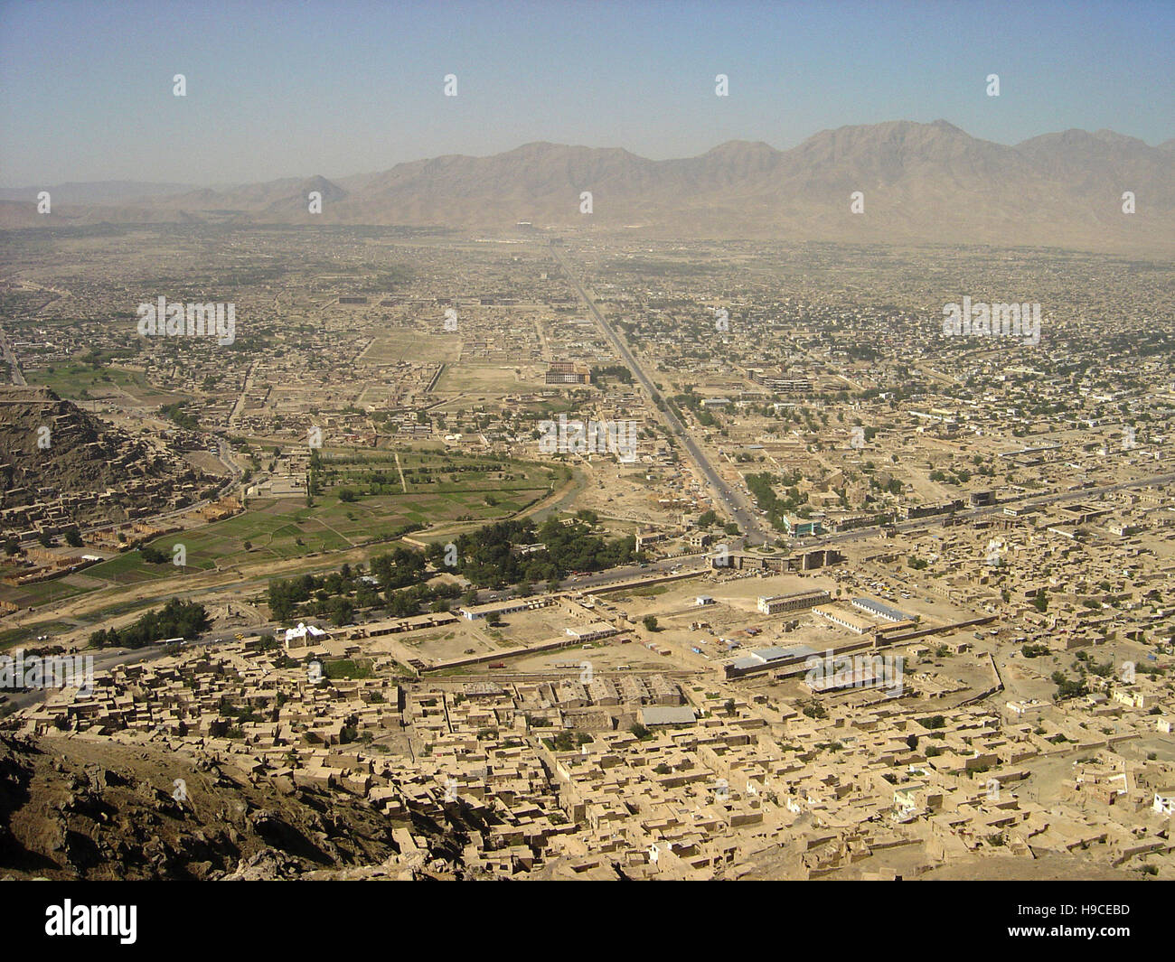 28 maggio 2004 visto dalla cima delle alture di Asmai (collina della TV): Una vista aerea di Kabul, Afghanistan, guardando a sud-ovest. Foto Stock