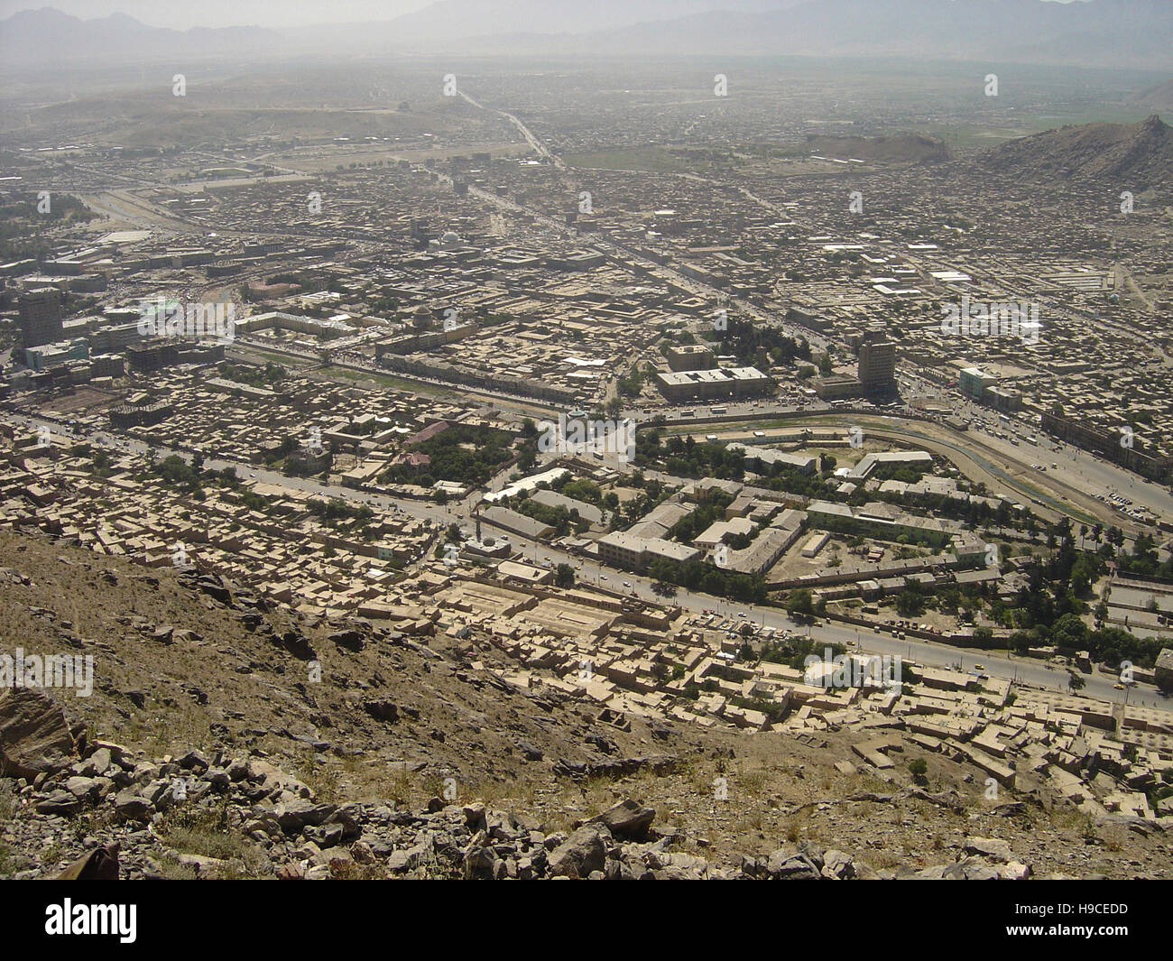 28 maggio 2004 visto dalla cima delle alture di Asmai (collina della TV): Una vista aerea di Kabul, Afghanistan, guardando ad est. Foto Stock