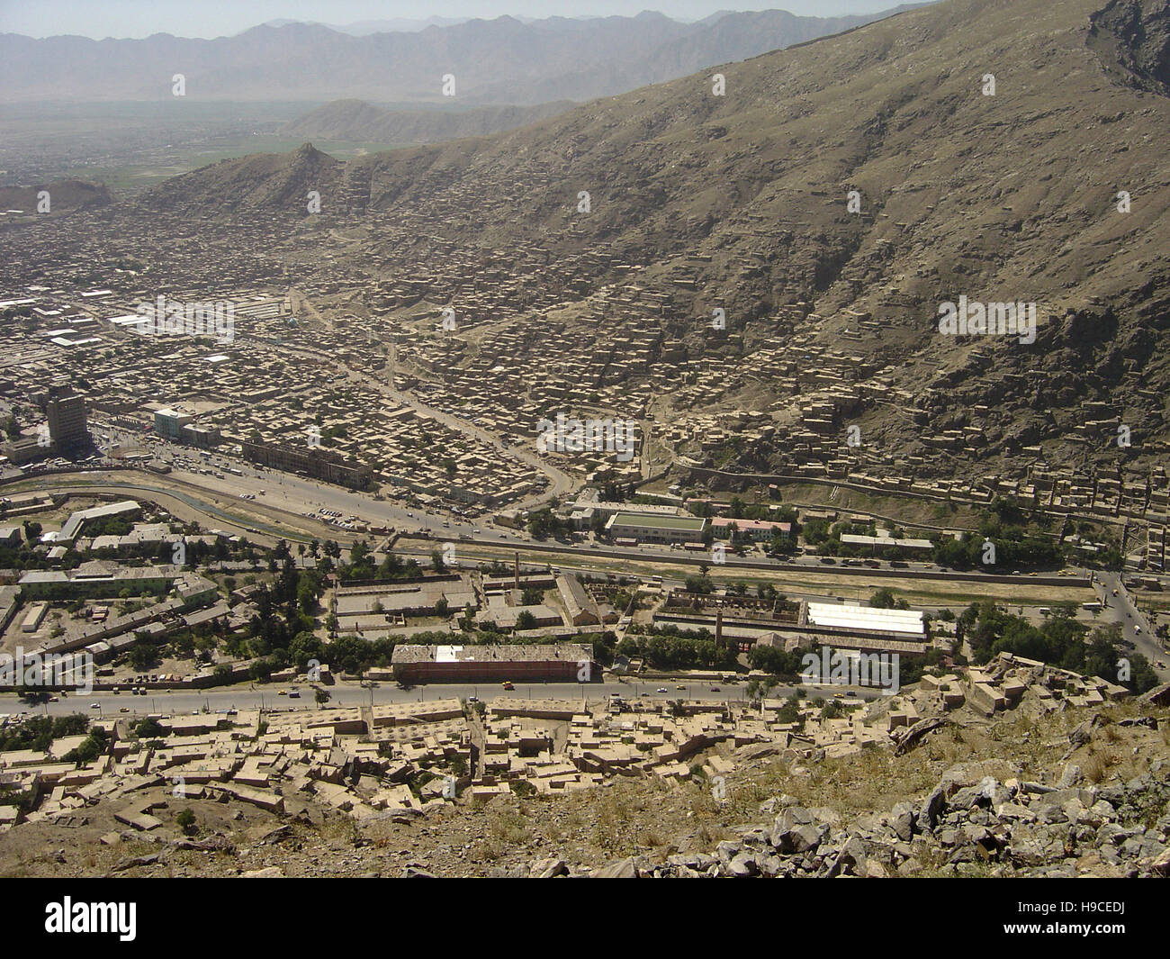 28 maggio 2004 visto dalla cima delle alture di Asmai (collina della TV): Una vista aerea di Kabul, Afghanistan, guardando a sud-est. Foto Stock