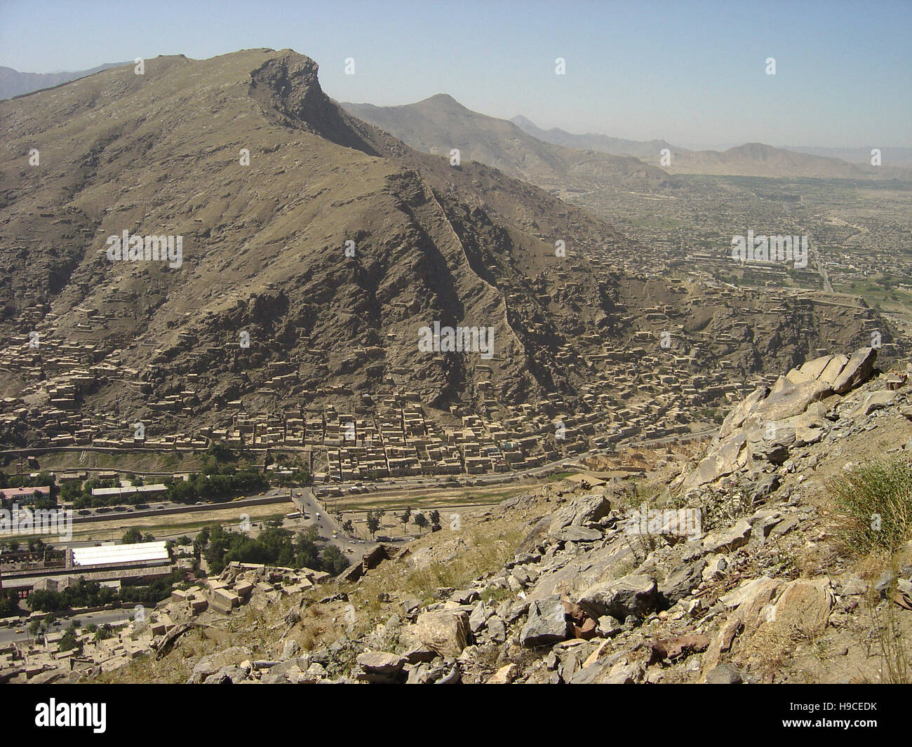 28 maggio 2004 visto dalla parte superiore della Asmai altezze (TV hill): una veduta aerea di Kabul guardando a sud. Foto Stock