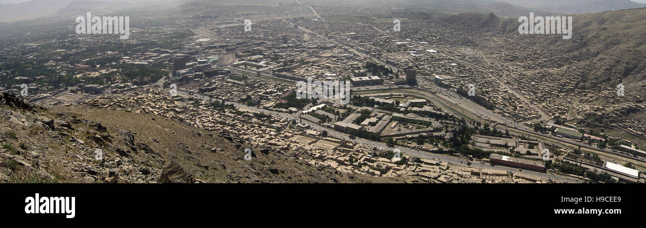 28 maggio 2004 visto dalla cima delle alture di Asmai (collina della TV): Una vista aerea panoramica di Kabul, Afghanistan, guardando ad est. Foto Stock
