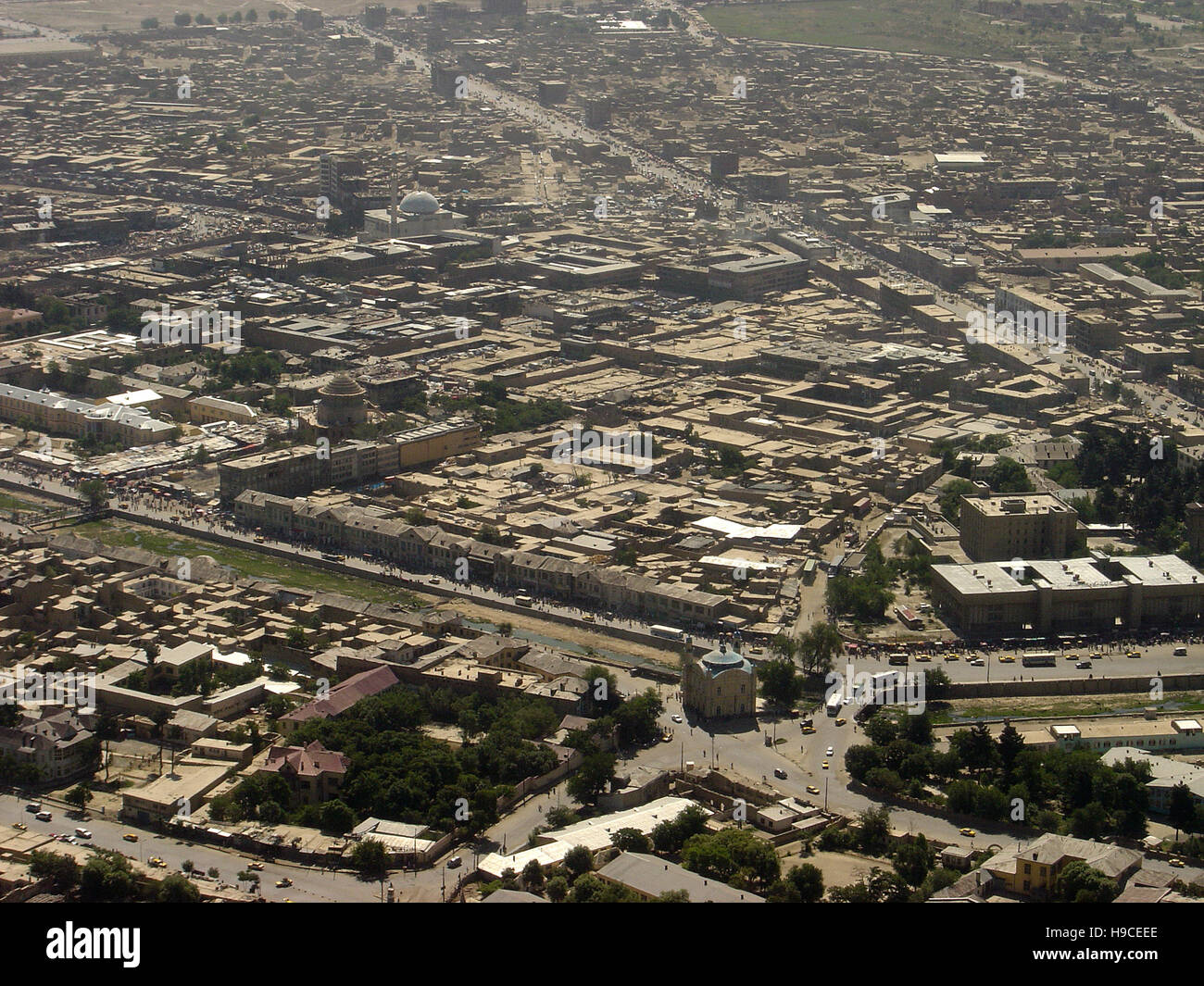 28 maggio 2004 visto dalla cima delle alture di Asmai (collina della TV): Una vista aerea di Kabul, Afghanistan, guardando ad est. Foto Stock