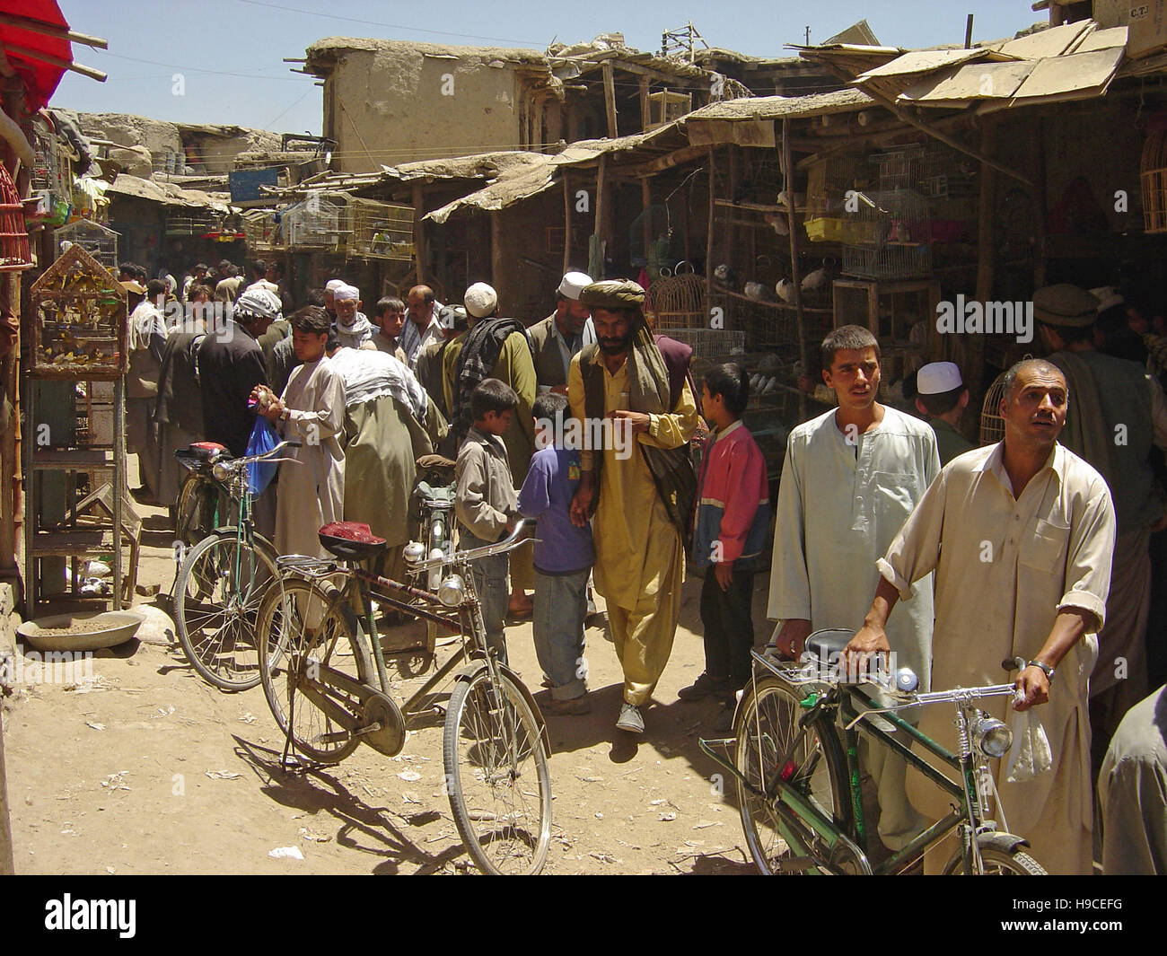 28 maggio 2004 persone tra i traballanti bancarelle del mercato degli uccelli, il Ka Farushi bazaar, a Kabul, Afghanistan. Foto Stock