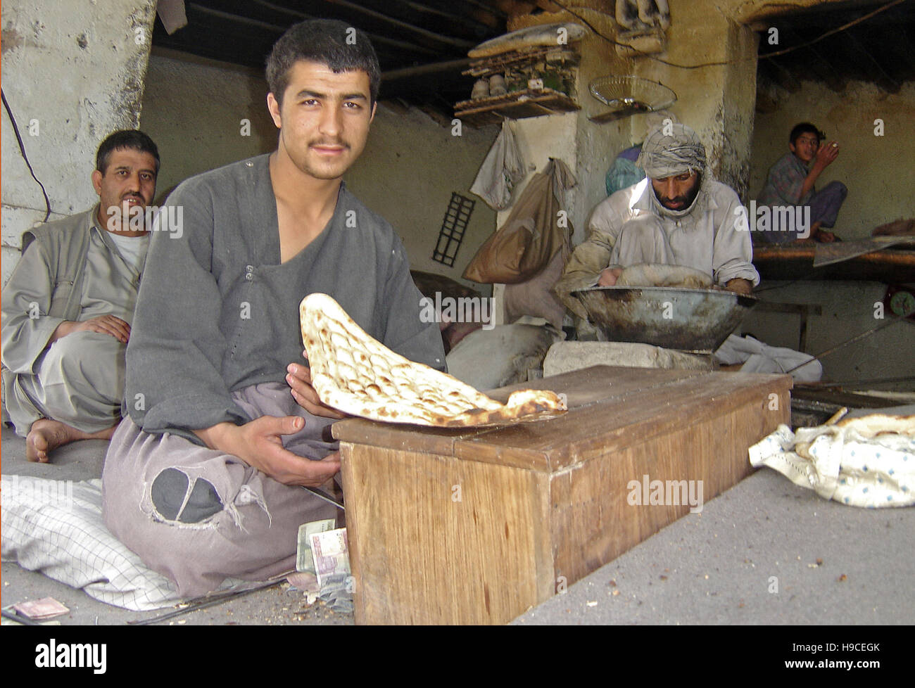 Il 31 maggio 2004 una strada sul lato di vendita da forno tradizionale pane afghano a Kabul, Afghanistan. Foto Stock