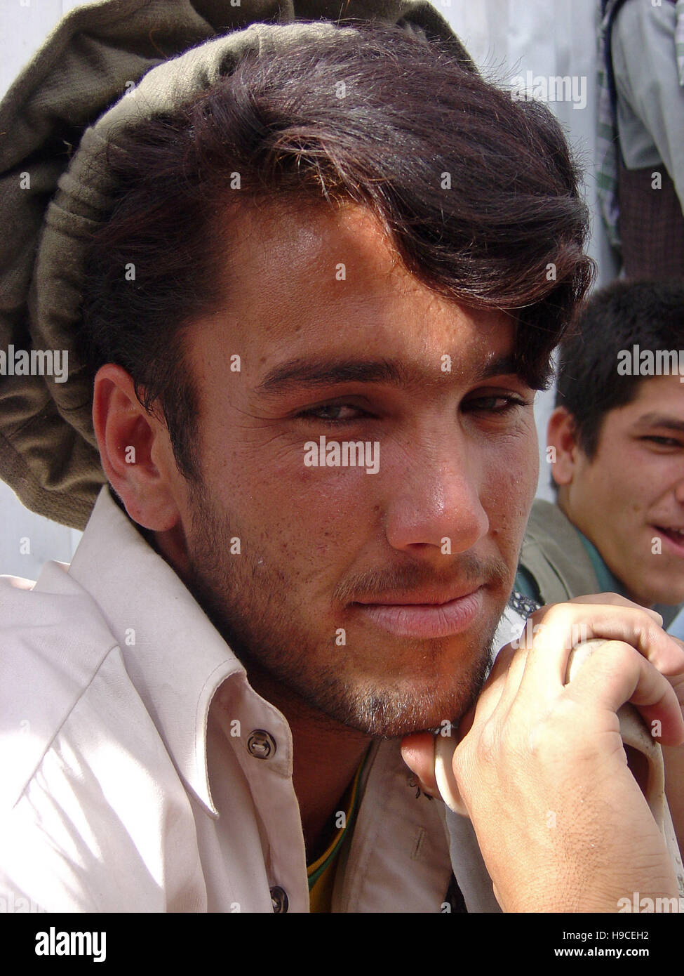 Il 31 maggio 2004 Ritratto di una giovane Pashtun uomo dentro il Wazir Akbar Khan centro ortopedico nel nord di Kabul, Afghanistan. Foto Stock
