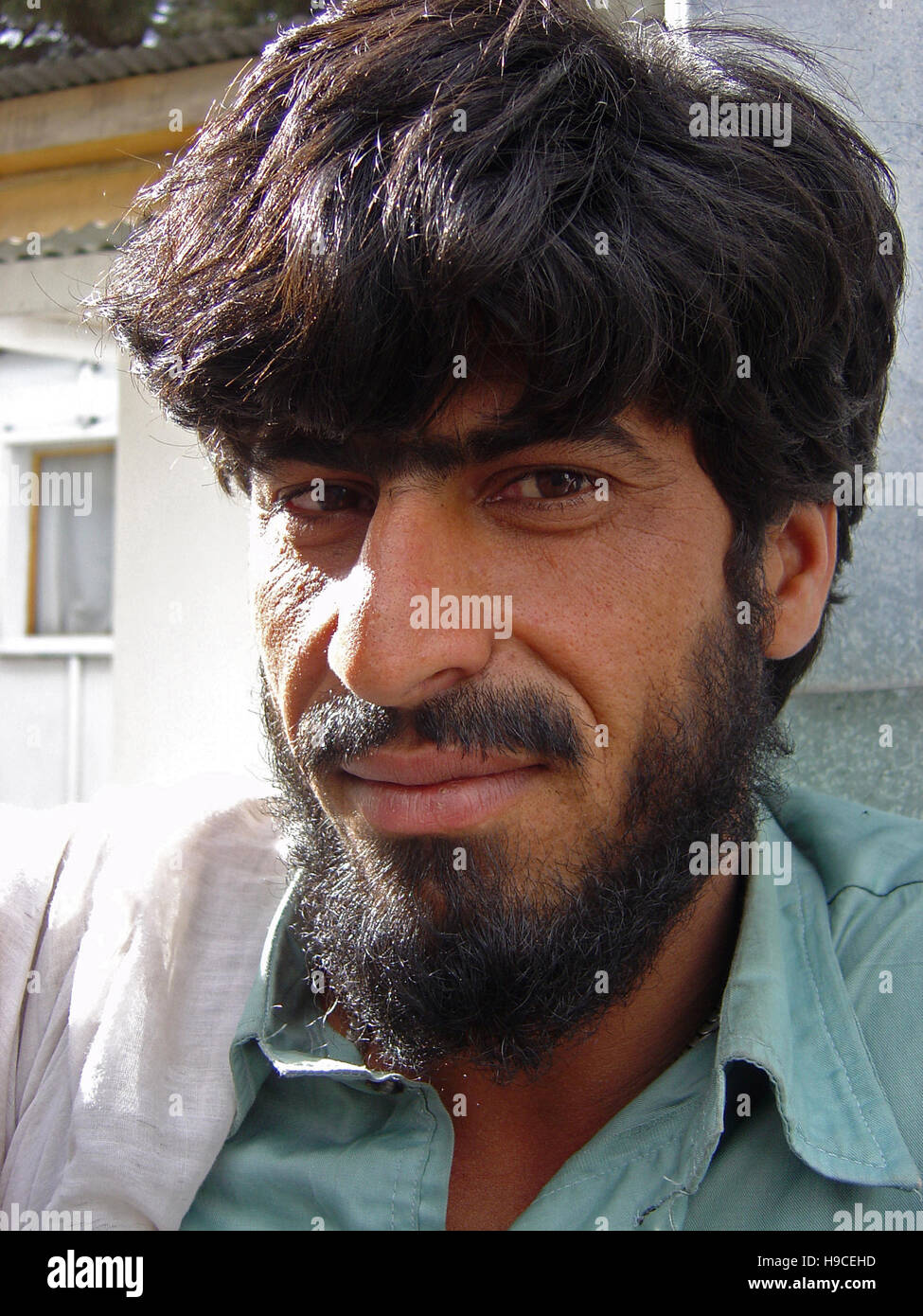 31 Maggio 2004 - Ritratto di un uomo dentro il Wazir Akbar Khan centro ortopedico nel nord di Kabul, Afghanistan. Foto Stock