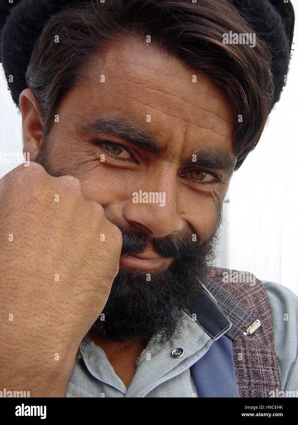 31 Maggio 2004 - Ritratto di un Pashtun tribesman wesring un lungee (turbante) all'interno del Wazir Akbar Khan centro ortopedico nel nord di Kabul, Afghanistan. Foto Stock