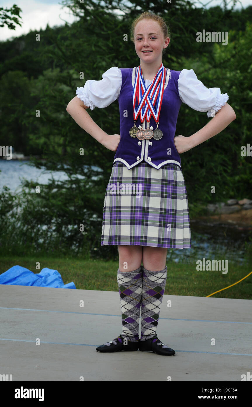 Highland dance concorrente con medaglie ai Giochi delle Highland in Haliburton, Ontario, Canada Foto Stock