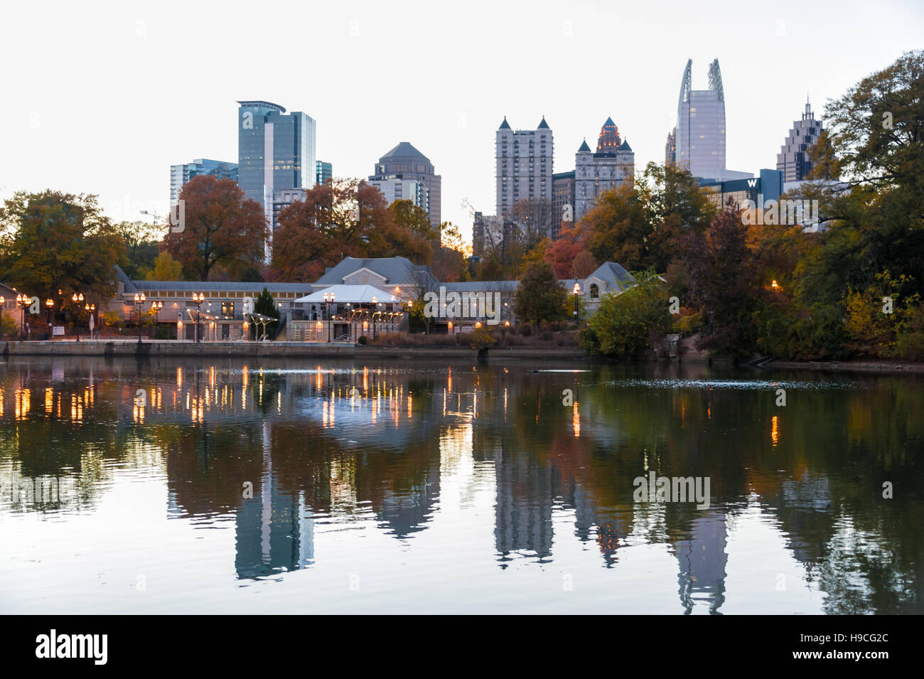 Midtown Atlanta, Georgia skyline dalla città del bellissimo parco piemontese. (USA) Foto Stock