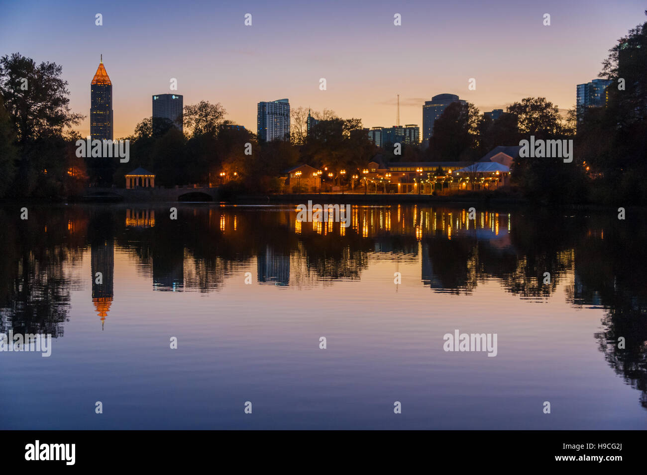 Atlanta, Georgia skyline della città che riflette nelle calme acque del parco piemontese del Lago Clara Meer. (USA) Foto Stock