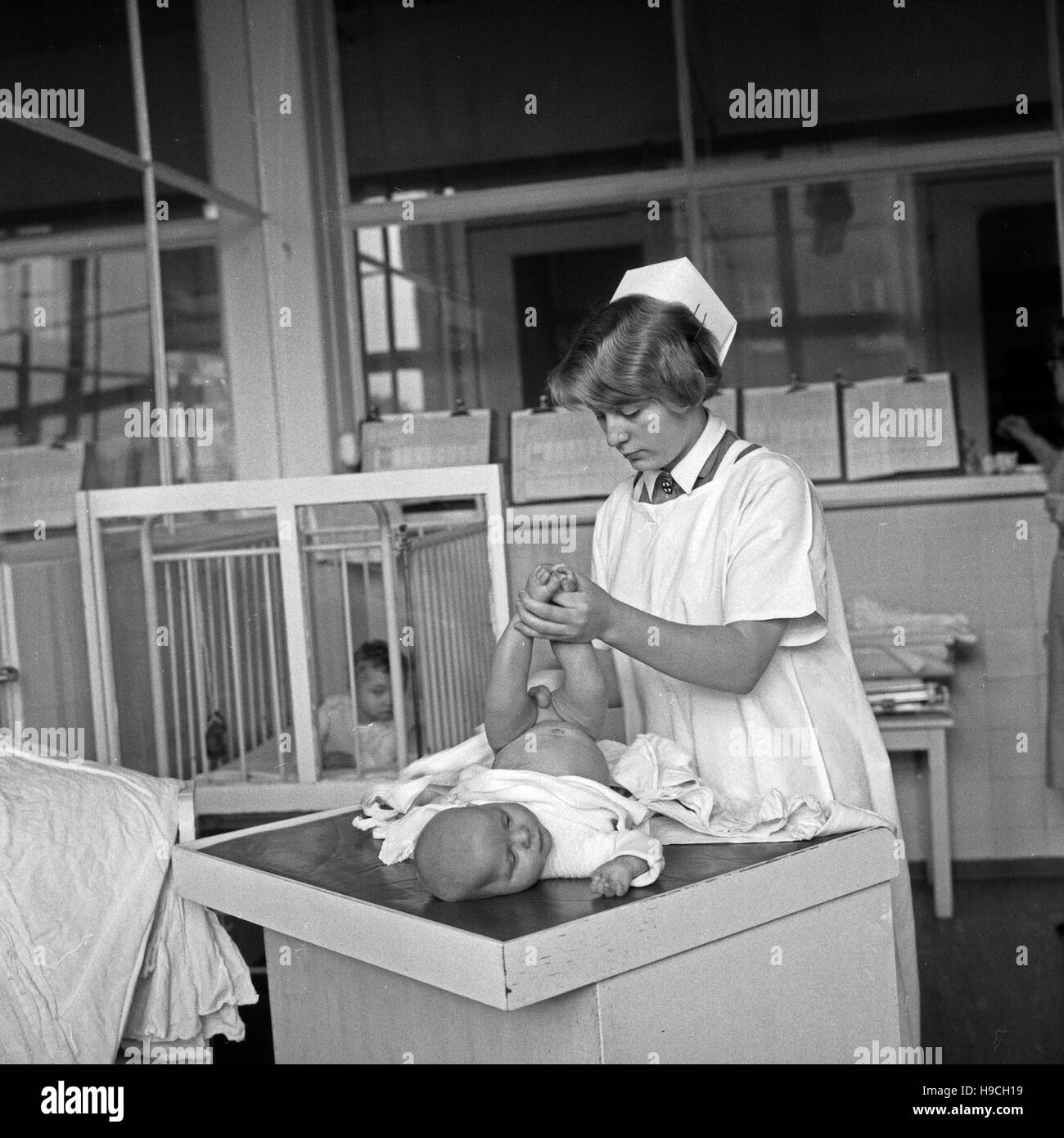 Alltag aus dem Leben einer Lernschwester, Deutschland 1970er Jahre. Un giorno di un infermiere cadet, Germania degli anni settanta. Foto Stock