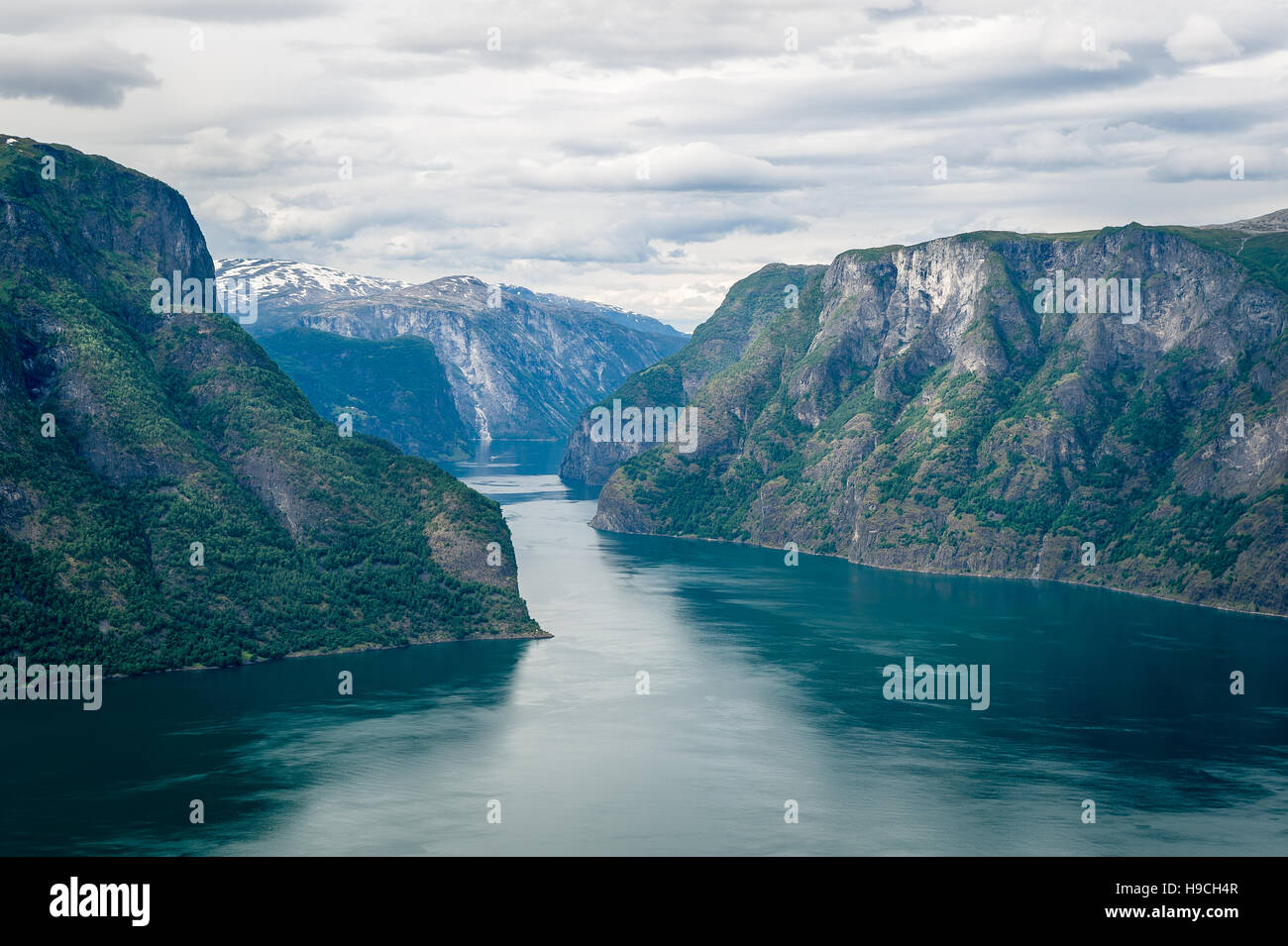 Sognefjord montagne e con vista sul mare. Foto Stock