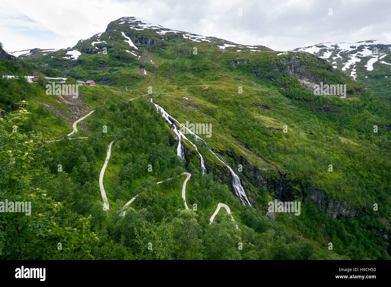 Norwegian in salita percorso escursionistico al bellissimo paesaggio Foto Stock