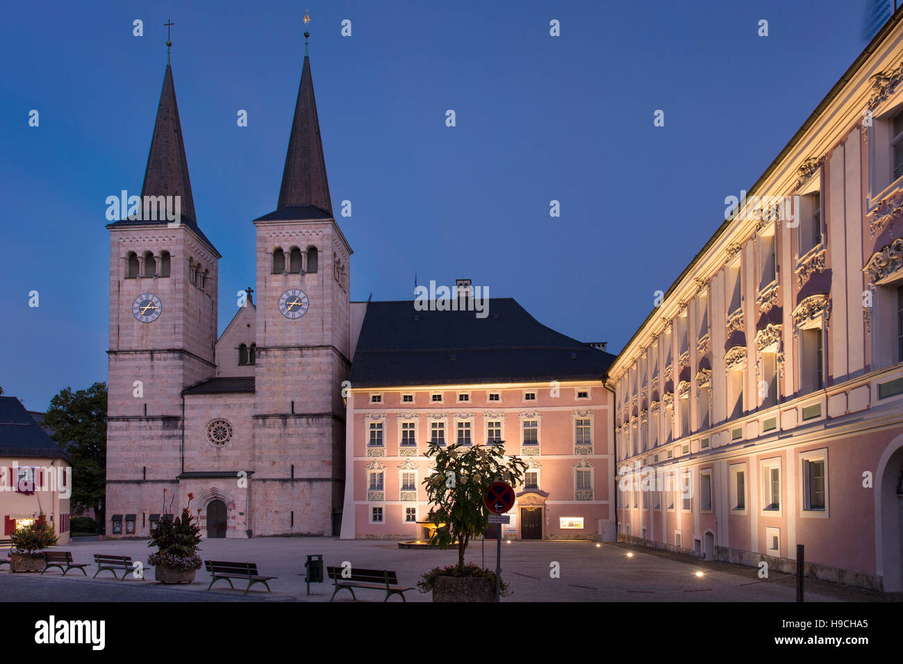Schlossplatz con Chiesa Collegiata di San Pietro e Giovanni Battista (XII secolo), a Berchtesgaden, Baviera, Germania Foto Stock