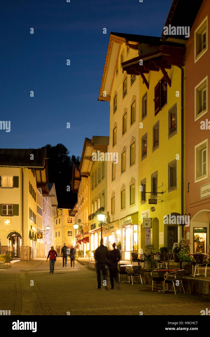 Twilight visualizza in basso Marktplatz Strasse, a Berchtesgaden, Baviera, Germania Foto Stock