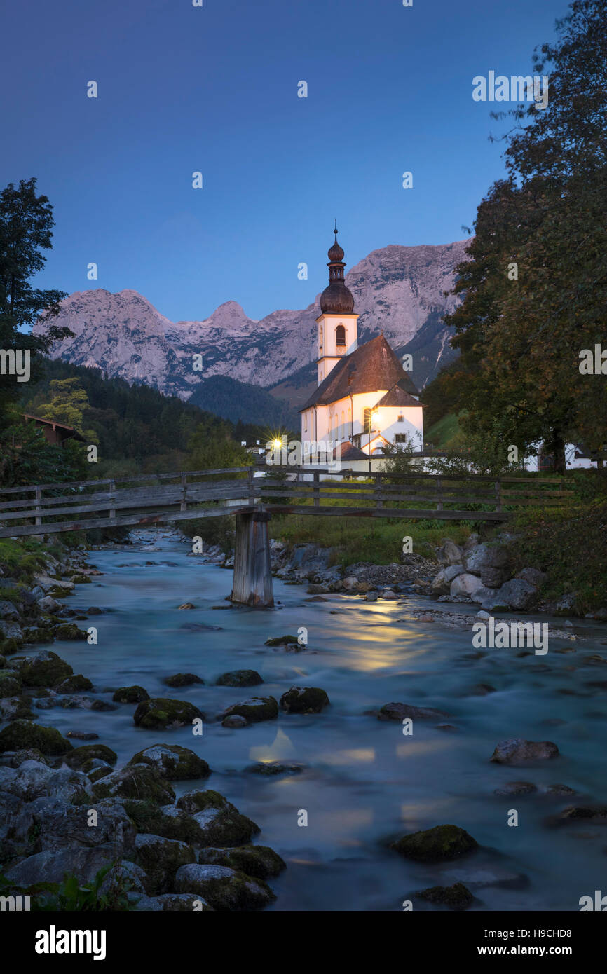 La mattina presto del crepuscolo su San Sebastian Chiesa, Ramsau bei Berchtesgaden, Baviera, Germania Foto Stock